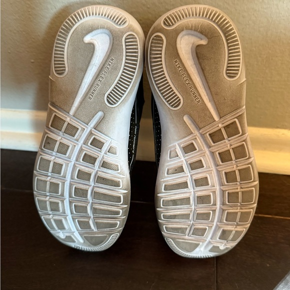 Nike flex runner 4 Black Sneakers size 3y - Picture 2 of 3
